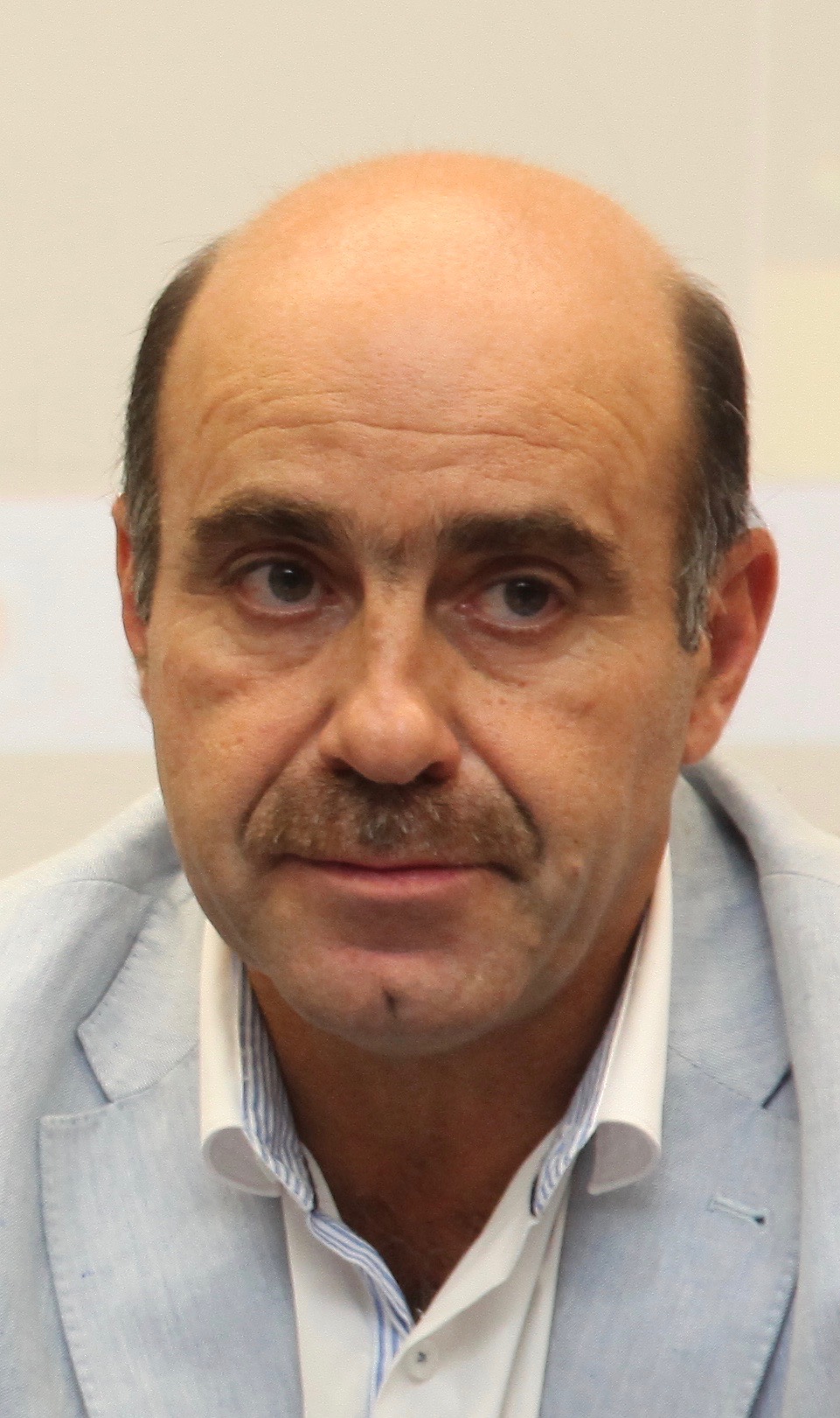 Dr. Gil Resendes Dr. Gil Resendes